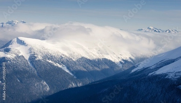 Obraz 산봉우리 위로 하얀 눈과 함께 흐릿하게 드리운 구름