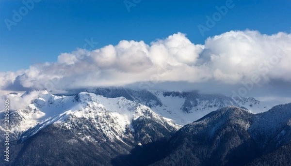 Obraz 산봉우리 위로 하얀 눈과 함께 흐릿하게 드리운 구름