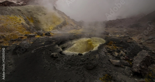 Fototapeta Fumarole wulkanu Mutnovsky w Kamchatce w Rosji