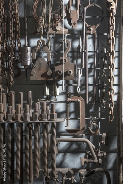 Fototapeta Стенд с металлическими инструментами и приспособлениями
