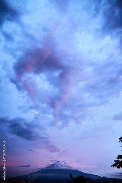 Fototapeta 絶景。富士山から伸びる龍のような雲