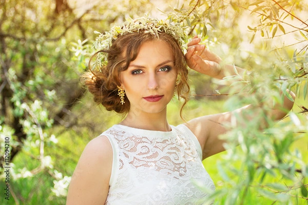 Fototapeta Красивые молодые влюбленные в оливковых деревьях. Свадьба.