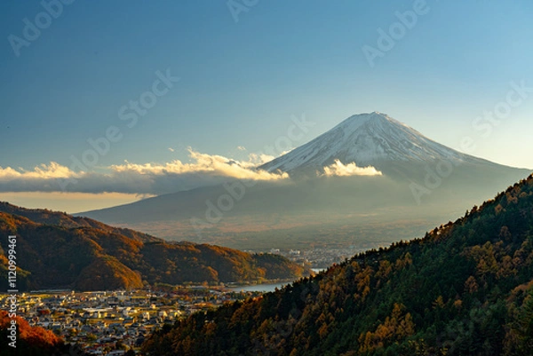 Obraz 夕日に照らされた街並み越しの富士山