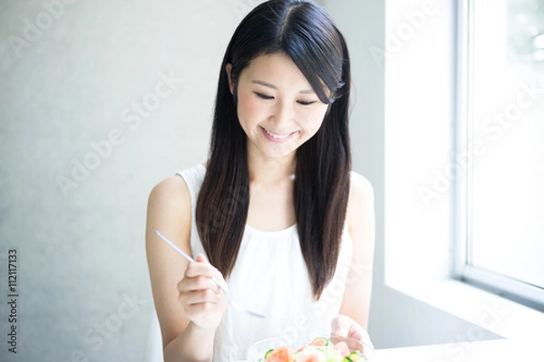 Fototapeta サラダを食べる女性