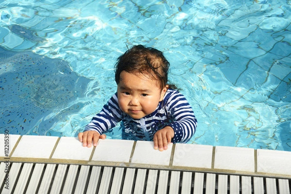 Obraz プールで遊ぶ赤ちゃん