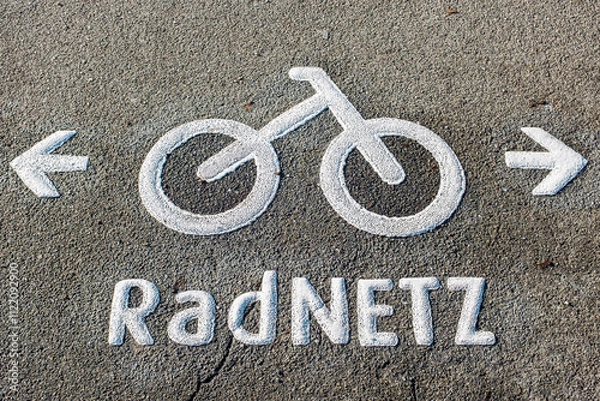 Obraz Markierung Radnetz auf Radweg in Neckartenzlingen als Hinweis für sicheres und schnelles Radfahren in Baden Württemberg