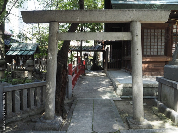 Obraz 住宅街にある神社の意思でできた鳥居