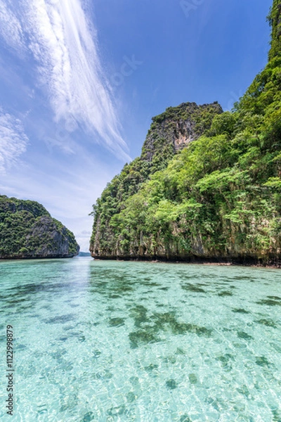Obraz Stunning view of Phi Phi Island in Thailand, featuring crystal-clear turquoise water, white sandy beach. This tropical paradise is a world-famous travel destination known for its scenic cliffs.