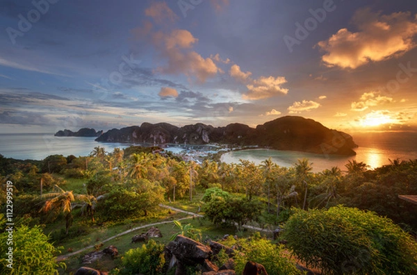 Obraz Stunning view of Phi Phi Island in Thailand, featuring crystal-clear turquoise water, white sandy beach. This tropical paradise is a world-famous travel destination known for its scenic cliffs.