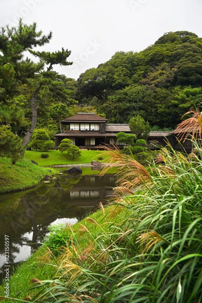 Obraz 日本の横浜市にある三溪園の日本家屋と庭園の芝