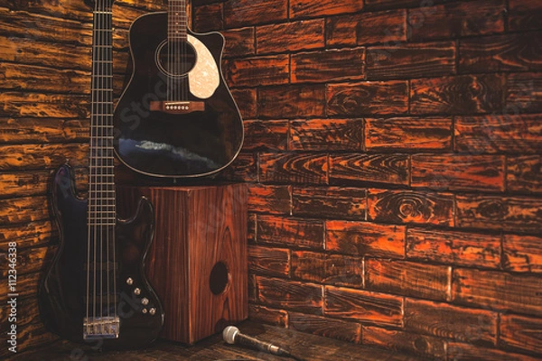 Obraz Instrument muzyczny na drewnianej scenie w pubie