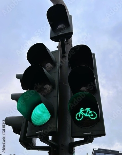 Obraz Ampel zeigt grün / traffic light shows green