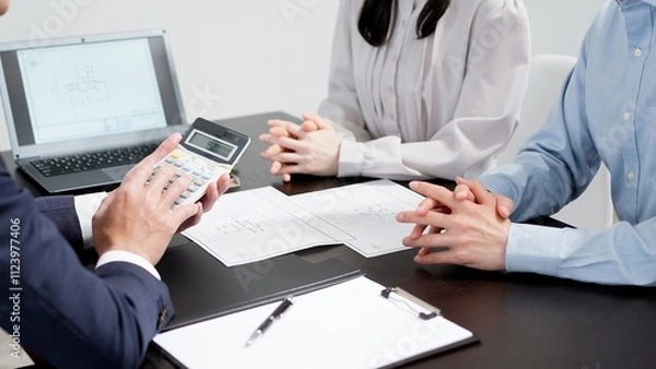 Obraz 不動産の見積もりを計算するビジネスマン