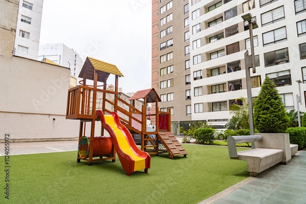Fototapeta patio de juego para niños dentro de condominio