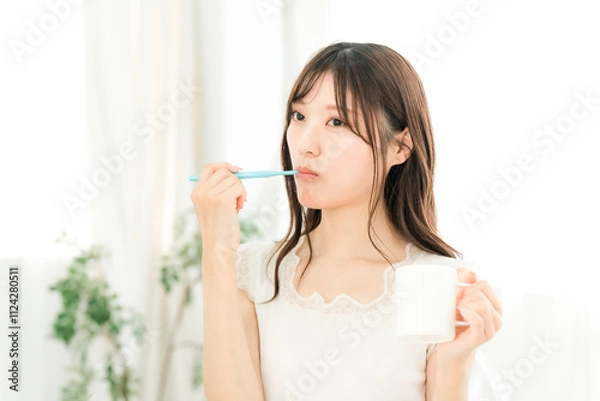 Fototapeta 家で歯磨きをする若いアジア人女性(審美歯科・ホワイトニング・デンタルケア)
