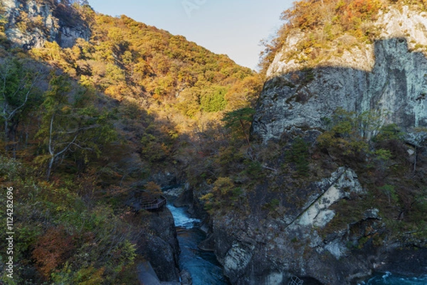 Obraz 日本　群馬県にある「八ッ場（やんば）ダム」の上から見る紅葉した吾妻峡（あがつまきょう）
