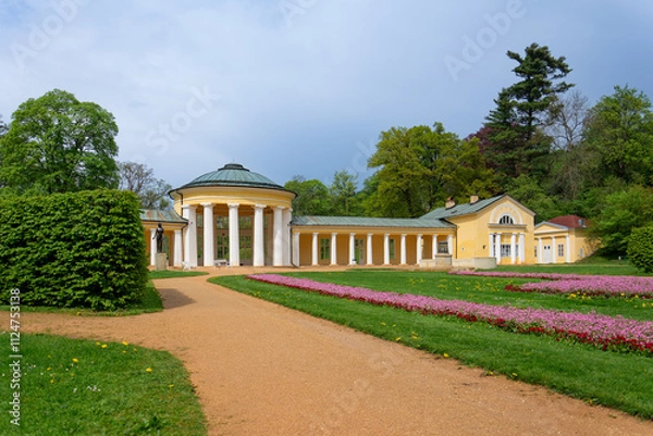 Fototapeta Small colonnade in Marianske Lazne (Marienbad) - spring in spa park. Spa architecture - colonnade of cold mineral water spring Ferdinand - Czech Republic, Europe