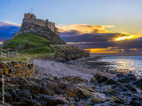 Obraz Sunrise on Lindisfarne Castle on Holy Island, Northumberland