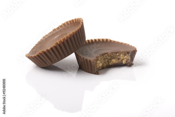 Obraz Dwa kubki z masłem orzechowym z ugryzieniem