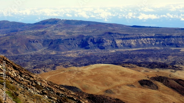 Fototapeta Vulkankrater Teide in Teneriffa bei blauem  Himmel und herrlicher weiter Panorama-Aussicht