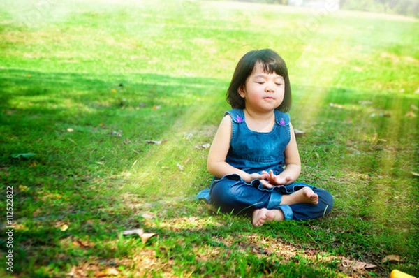 Obraz Medytująca dziewczyna ze światłem