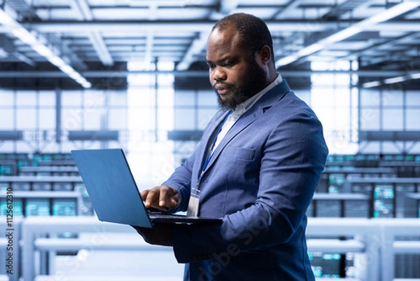 Obraz Software developer in data center monitoring system performance, identifying bottlenecks and implementing optimizations. Supervisor in high tech server hub workspace troubleshooting bugs