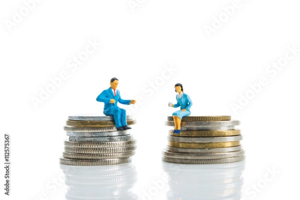 Fototapeta ミニチュア 硬貨の上に座っている男女