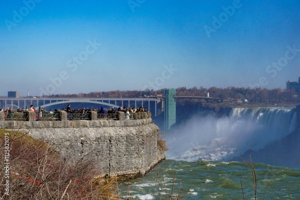 Fototapeta 観光客と滝の展望台