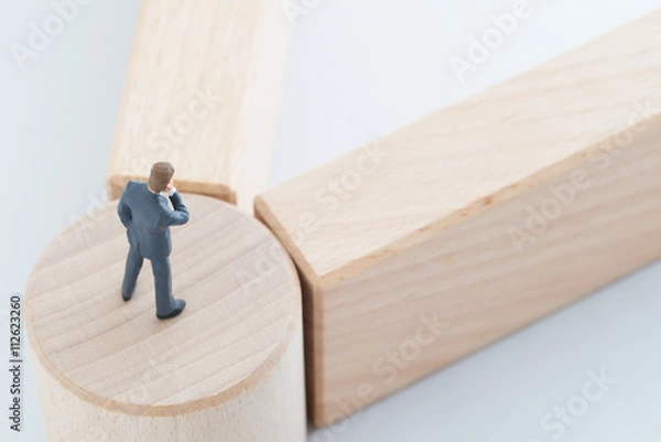 Fototapeta ターニングポイントに立つビジネスマン