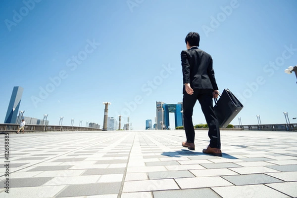 Fototapeta 青空とビジネスマン