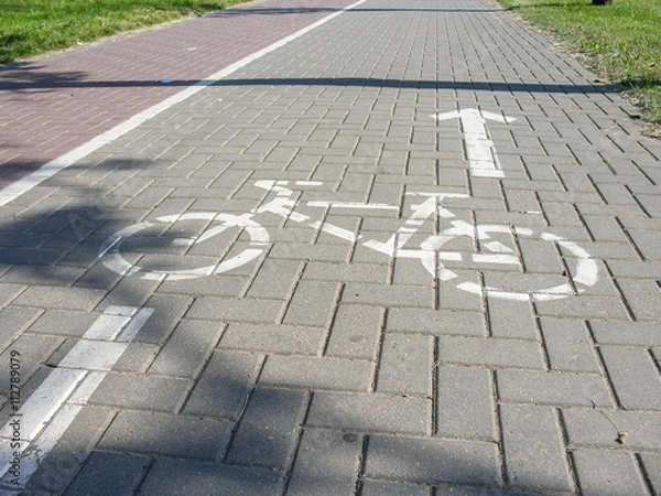 Obraz Велосипедная дорожка граничит с пешеходным тротуаром