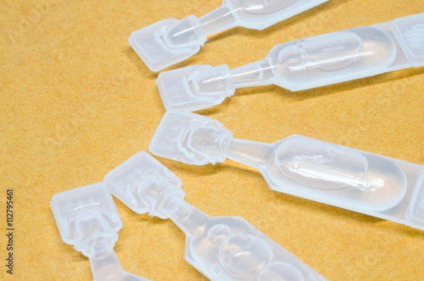 Fototapeta Sztuczne łzy jednorazowe pojemniki krople do oczu na żółtym papierze t