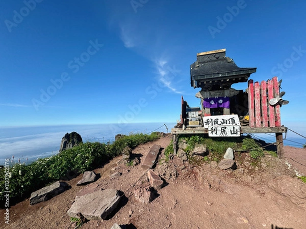 Fototapeta 利尻山（利尻富士）山頂の利尻山神社奥宮と風景
