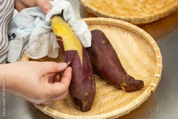 Fototapeta 干し芋作り〜熱々のさつまいもの皮剥き