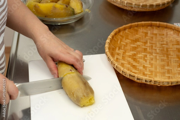 Fototapeta 家庭で干し芋作り〜サツマイモを包丁でカット
