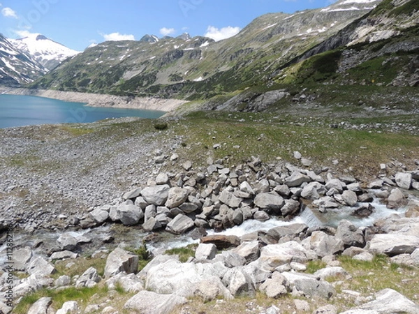 Fototapeta красивый панорамный вид на дамбу и горное озеро