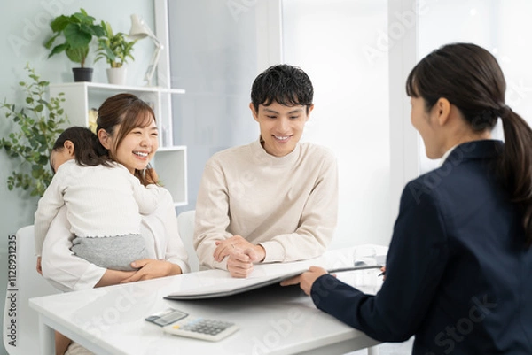 Obraz 家庭訪問して商品サービスの説明をするビジネスウーマン