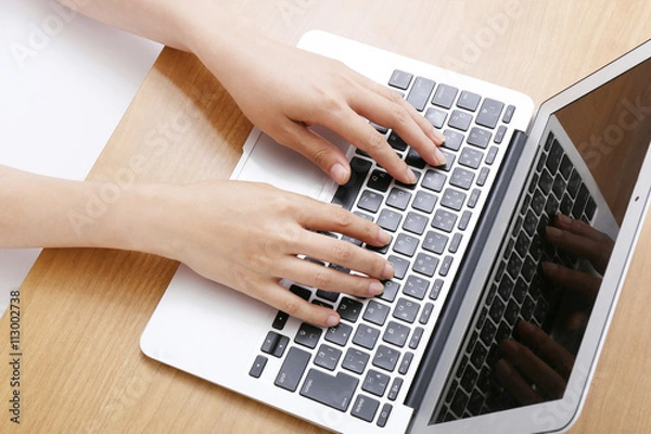 Obraz ノートパソコンと手