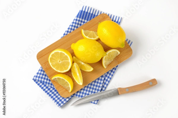 Fototapeta whole and sliced lemons