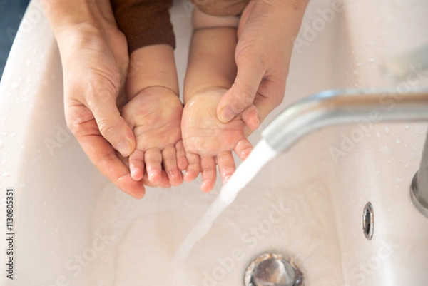 Obraz 집의 화장실 세면대에서 엄마와 함께 손씻는 아기