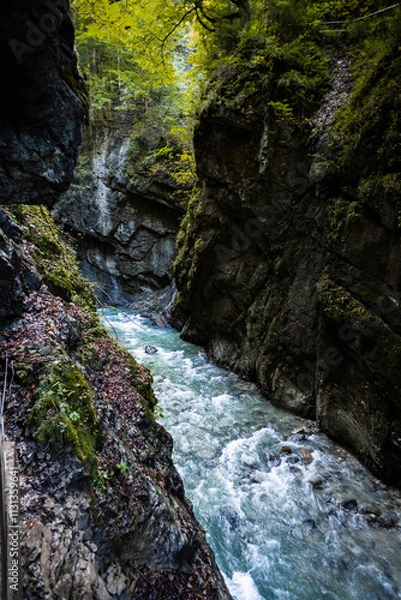 Fototapeta Wilde Fluß mit steine durch den Engpass Partnachklamm in Deutschland