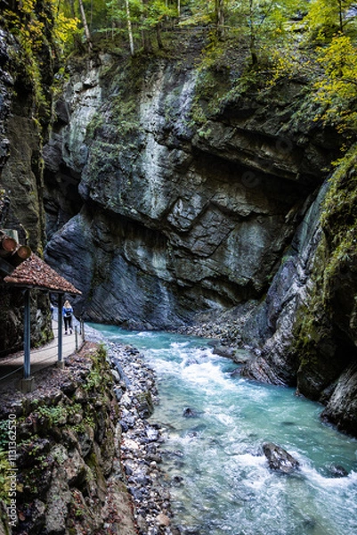 Fototapeta Wilde Fluß mit steine durch den Engpass Partnachklamm in Deutschland