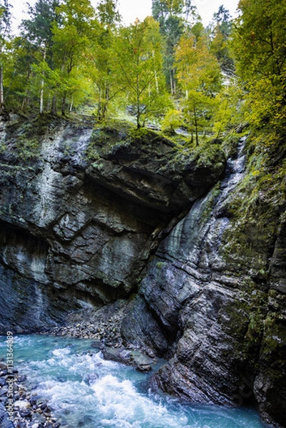 Fototapeta Wilde Fluß mit steine durch den Engpass Partnachklamm in Deutschland