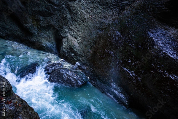 Fototapeta Der Wasserwirbel an wilden Fluß durch den Engpass Partnachklamm in Deutschland