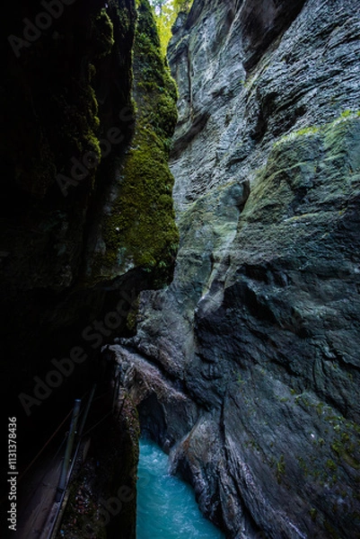 Fototapeta Wilde Fluß mit steine durch den Engpass Partnachklamm in Deutschland