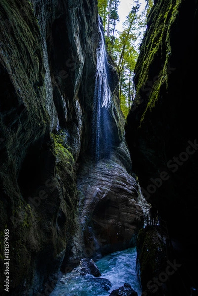 Fototapeta Die Wasserfall auf den Spitze neben den Engpass Partnachklamm in Deutschland
