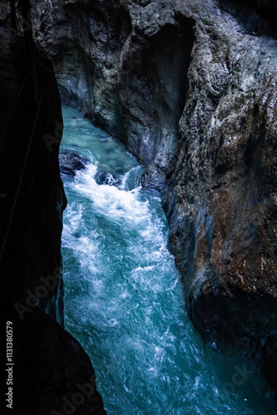 Fototapeta Der Wasserwirbel an wilden Fluß durch den Engpass Partnachklamm in Deutschland