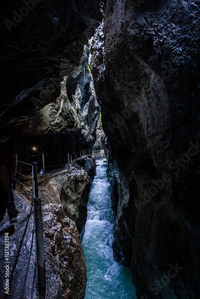 Fototapeta Wilde Fluß mit steine durch den Engpass Partnachklamm in Deutschland