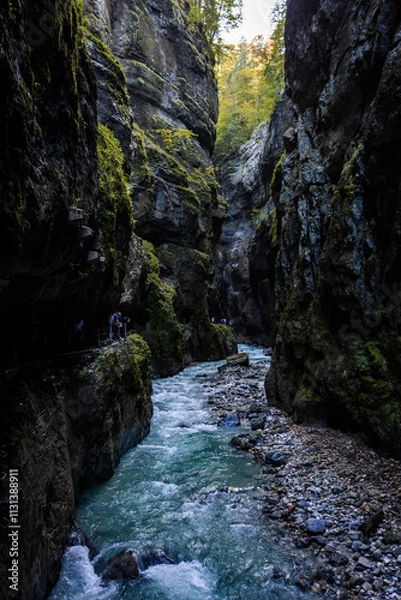 Fototapeta Wilde Fluß mit steine durch den Engpass Partnachklamm in Deutschland