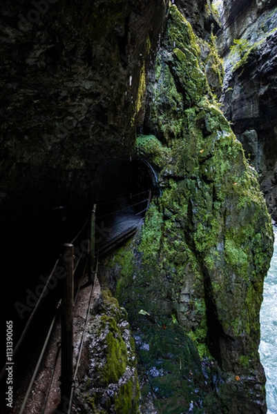 Fototapeta Wilde Fluß mit steine durch den Engpass Partnachklamm in Deutschland